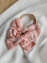 Load image into Gallery viewer, blush daisies pinwheel bow