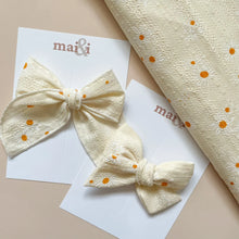 Load image into Gallery viewer, chamomile pinwheel bow