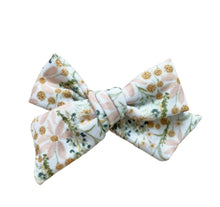 Load image into Gallery viewer, daisy dreams pinwheel bow
