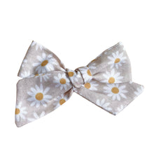 Load image into Gallery viewer, dusty daisies pinwheel bow