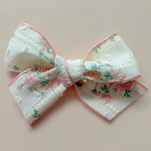 Load image into Gallery viewer, vintage florals pinwheel bow