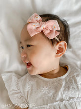Load image into Gallery viewer, blush daisies pinwheel bow
