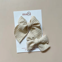 Load image into Gallery viewer, cream grid pinwheel bow
