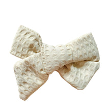 Load image into Gallery viewer, cream grid pinwheel bow