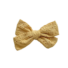 Load image into Gallery viewer, honey floral pinwheel bow