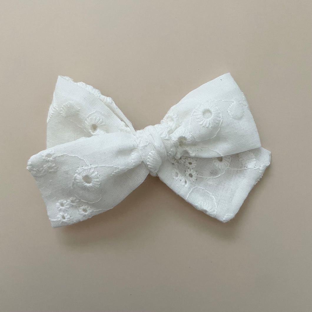 white flower pinwheel bow