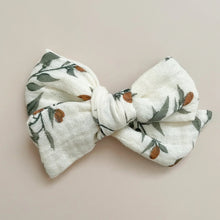 Load image into Gallery viewer, mistletoe pinwheel bow
