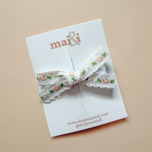 Load image into Gallery viewer, white floral vintage clip
