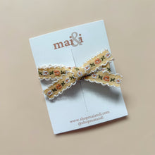 Load image into Gallery viewer, tan floral vintage clip
